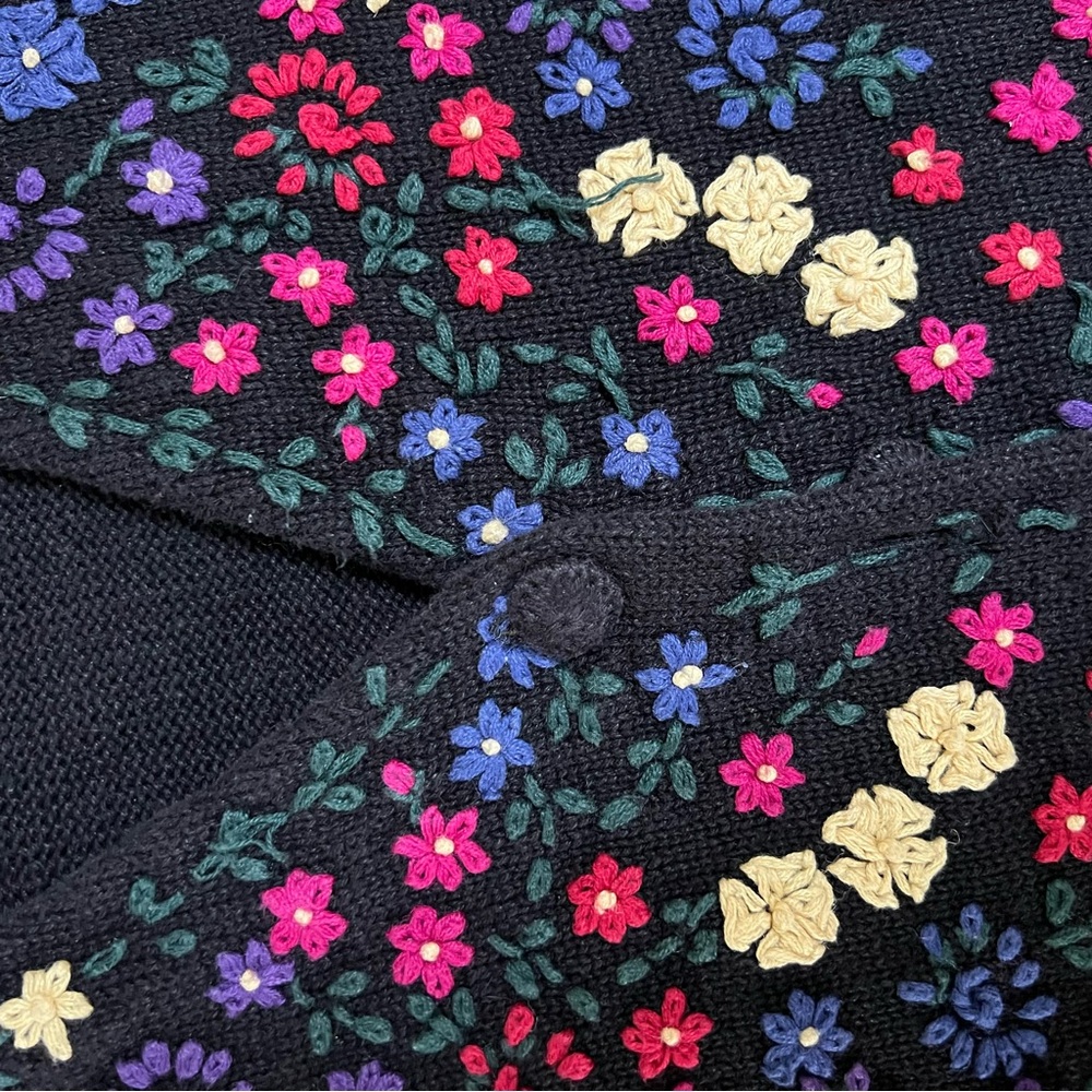 Vintage Floral Knit Vest - Picture 7 of 9